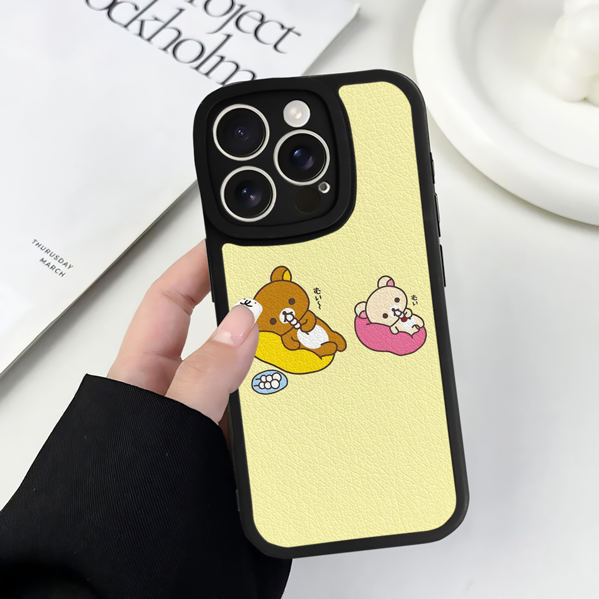 （画像用） リラックマ リラックマ キイロイトリ Rilakkuma Korilakkuma Kiiroitori 【iPhone 16シリーズ対応】シリコンスマホケース（レザー調） 材質：シリコン